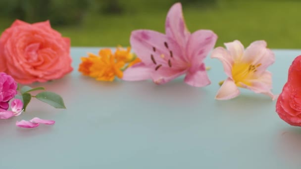 Rosor och liljor på ett glasbord — Stockvideo
