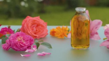 Güller, zambaklar ve takvim çiçekleri