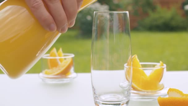 Sok pomarańczowy wlewający się do szklanki — Wideo stockowe