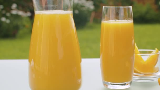 Apelsinjuice i glaset — Stockvideo