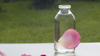 Temel yağ ve gül yaprakları