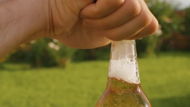 Man hand öppna flaska öl — Stockvideo