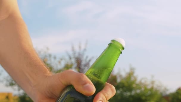 Bottiglia di birra aperta a mano maschile — Video Stock
