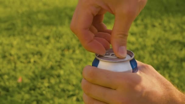 Canette d'ouverture de la main masculine de bière — Video