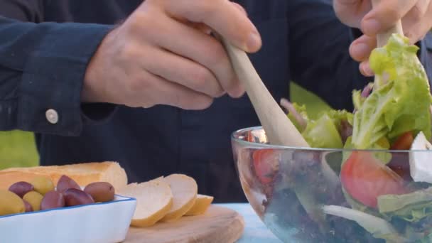 Masculino manos mezcla ensalada — Vídeo de stock