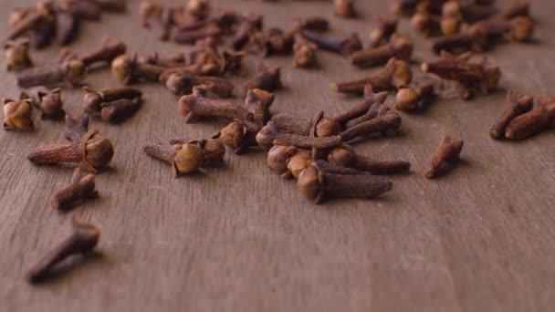 Nueces de clavo en la mesa de madera — Vídeo de stock