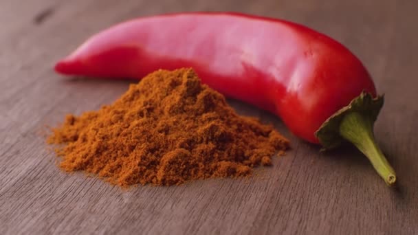 Rode hete peperpeul en gemalen peper — Stockvideo