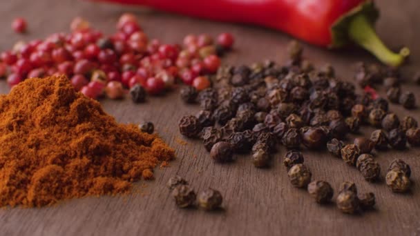 Gousse de piment, grains de poivre et poivre moulu — Video