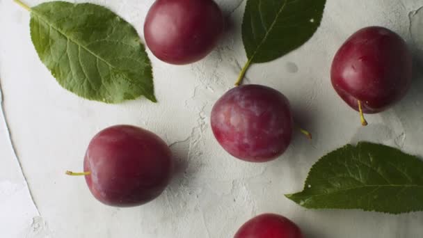 Ripe plums and plum leaves — Stock Video