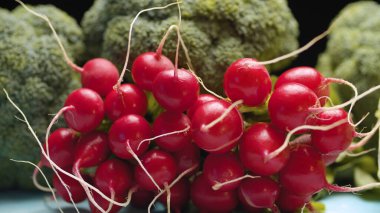 Masaya taze turp ve brokoli koy.