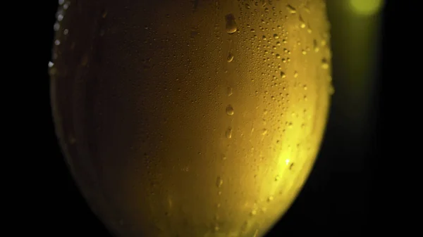 Zavřít Studené Pivo Tmavém Pozadí Mlhavé Sklo Perlivého Zlatého Nápoje — Stock fotografie