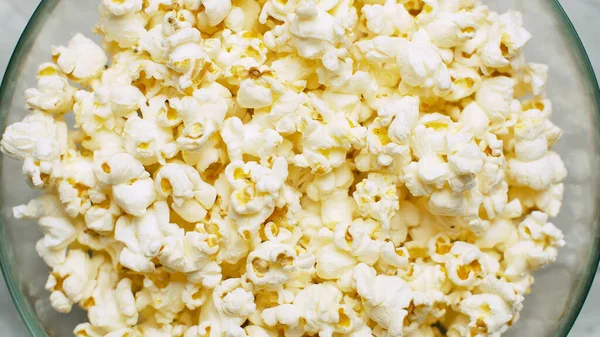 Chiudi Popcorn Una Ciotola Vetro Vista Dall Alto — Foto Stock