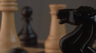 Klasik ahşap satranç taşlarını çok yakından çek. Doku, arka plan. Makro çekim