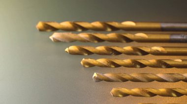 Buzlu cam arka planda aşırı yakın matkap ucu. Makro çekim