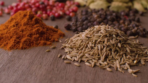 Macro masaya Hint baharatları döktü. Biber, kakule, kimyon tohumu. Çok yakın çekim.