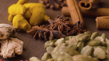 Macro masaya Hint baharatları döktü. Kakule, zencefil, zerdeçal, yıldız anason, tarçın kabuğu. Çok yakın çekim.