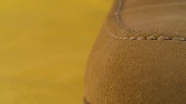 Cucitura su stivali in pelle scamosciata naturale — Video Stock
