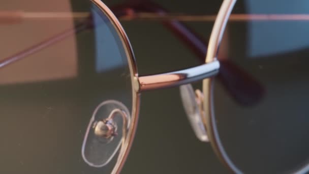 Brýle zblízka na šedé — Stock video