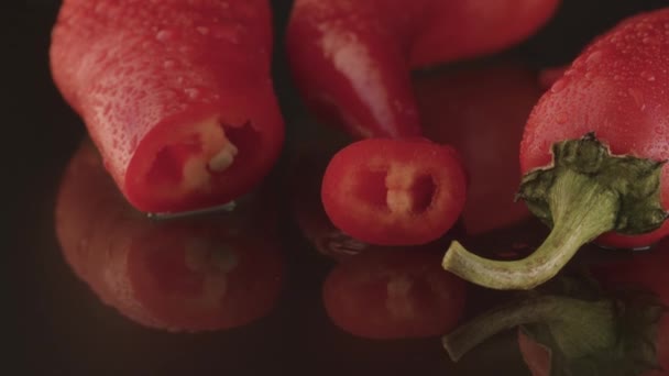 Червоний гострий перець стручки — стокове відео