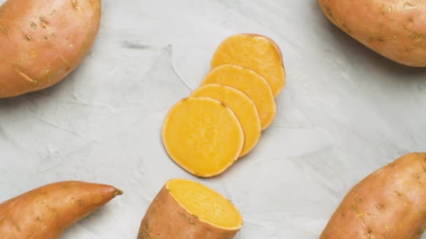 Patata dulce cruda en rodajas — Vídeo de stock