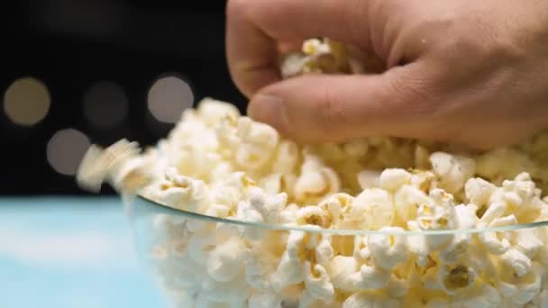 Handplockning av popcorn — Stockvideo