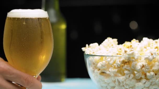 Handmatig plaatsen van glas bier — Stockvideo