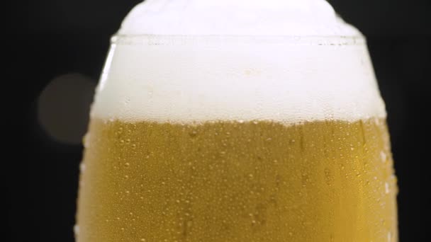 Склянка холодного легкого пива — стокове відео