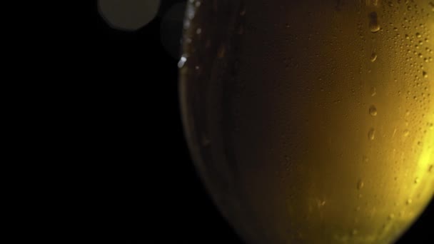Kall öl på mörk bakgrund — Stockvideo