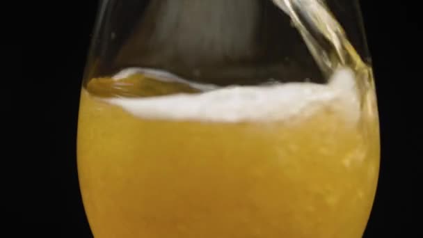 Gyllene öl häller i ett glas — Stockvideo