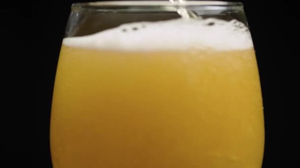 Remplissage en verre avec bière dorée — Video