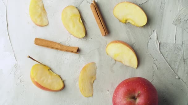 Pommes entières et tranchées et cannelle — Video