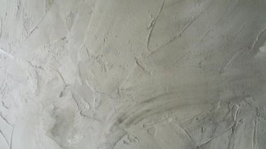 Yığılmış duvar yüzeyi beyaza boyanmış