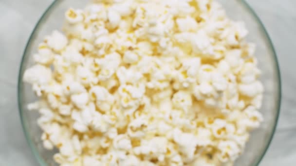 Popcorn ve skleněné misce — Stock video