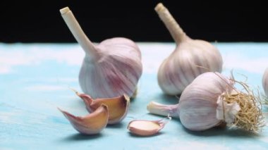 Masada taze çiğ sarımsak