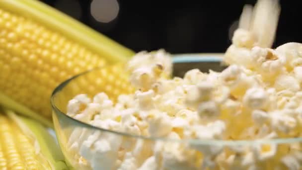 Čerstvá kukuřice a popcorn — Stock video