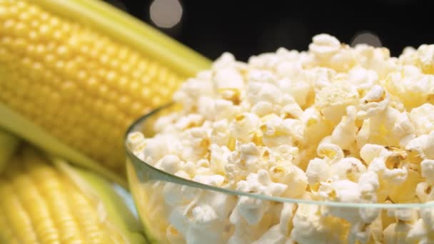 Popcorn a čerstvá kukuřice — Stock video