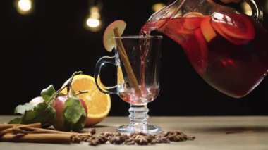 Sıcak şarap bardağa dökülüyor.