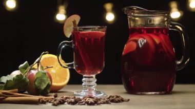 Cam sürahide sıcak şarap.