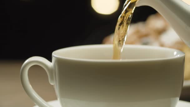 Τσάι χύνοντας σε ένα λευκό κύπελλο — Αρχείο Βίντεο