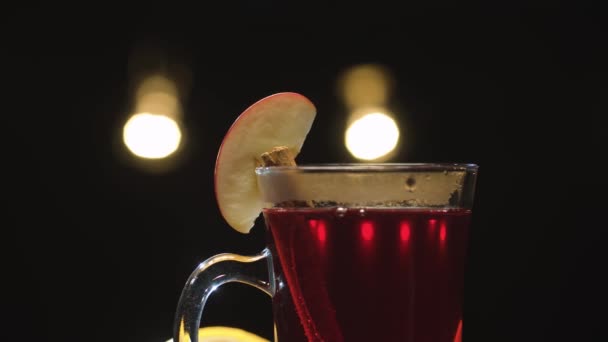 Vin chaud rouge dans un verre — Video