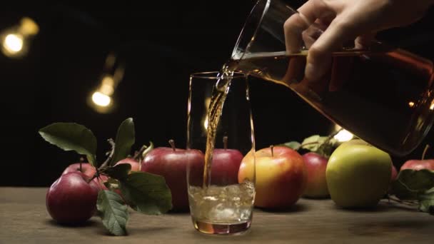 Häll färsk äppeljuice — Stockvideo