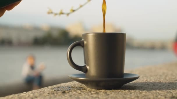 Xícara de café em um parapeito de granito — Vídeo de Stock
