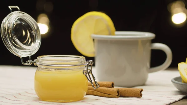 Limonlu çay, bal ve tarçınlı
