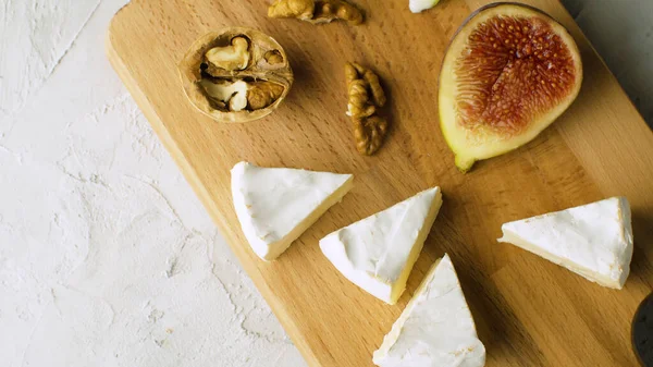 Camembert, ceviz ve yarım incir.