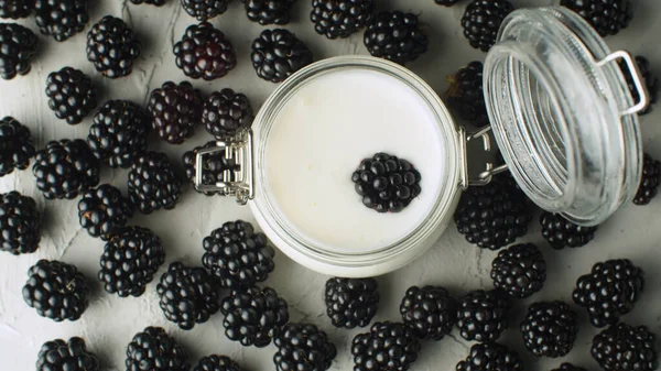 Ripe dewberries and yogurt — Stock Photo, Image