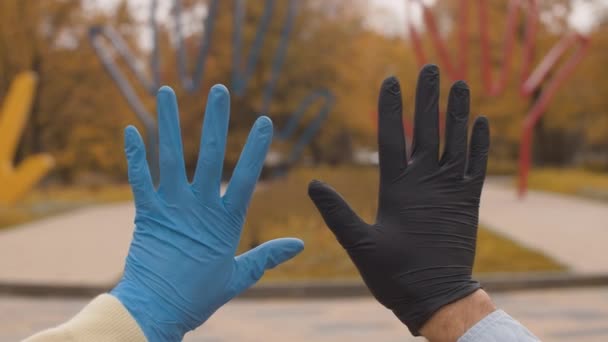 Mužské a ženské ruce v latexových rukavicích — Stock video