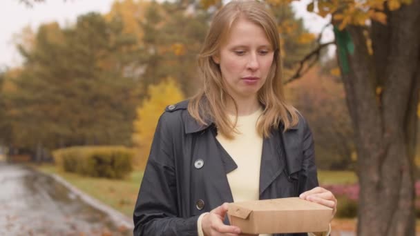 Wanita membuka kotak makan siang sekali pakai — Stok Video