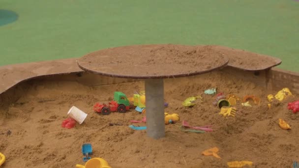 Kinderspeelgoed in de zandbak, lege speeltuin — Stockvideo