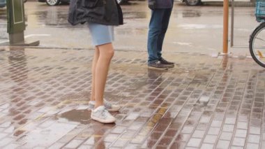 Kare işaretleri bekleyen insanlar.