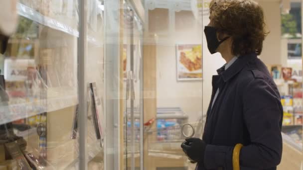 El hombre sacando carne del refrigerador — Vídeos de Stock